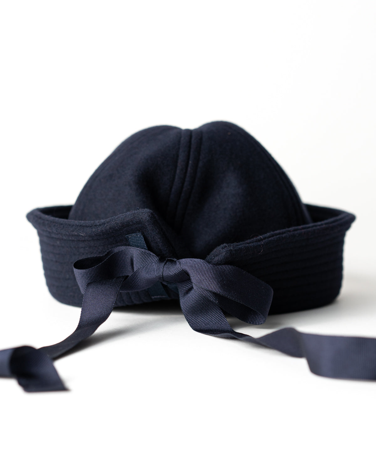 Chapeau with silk ribbons