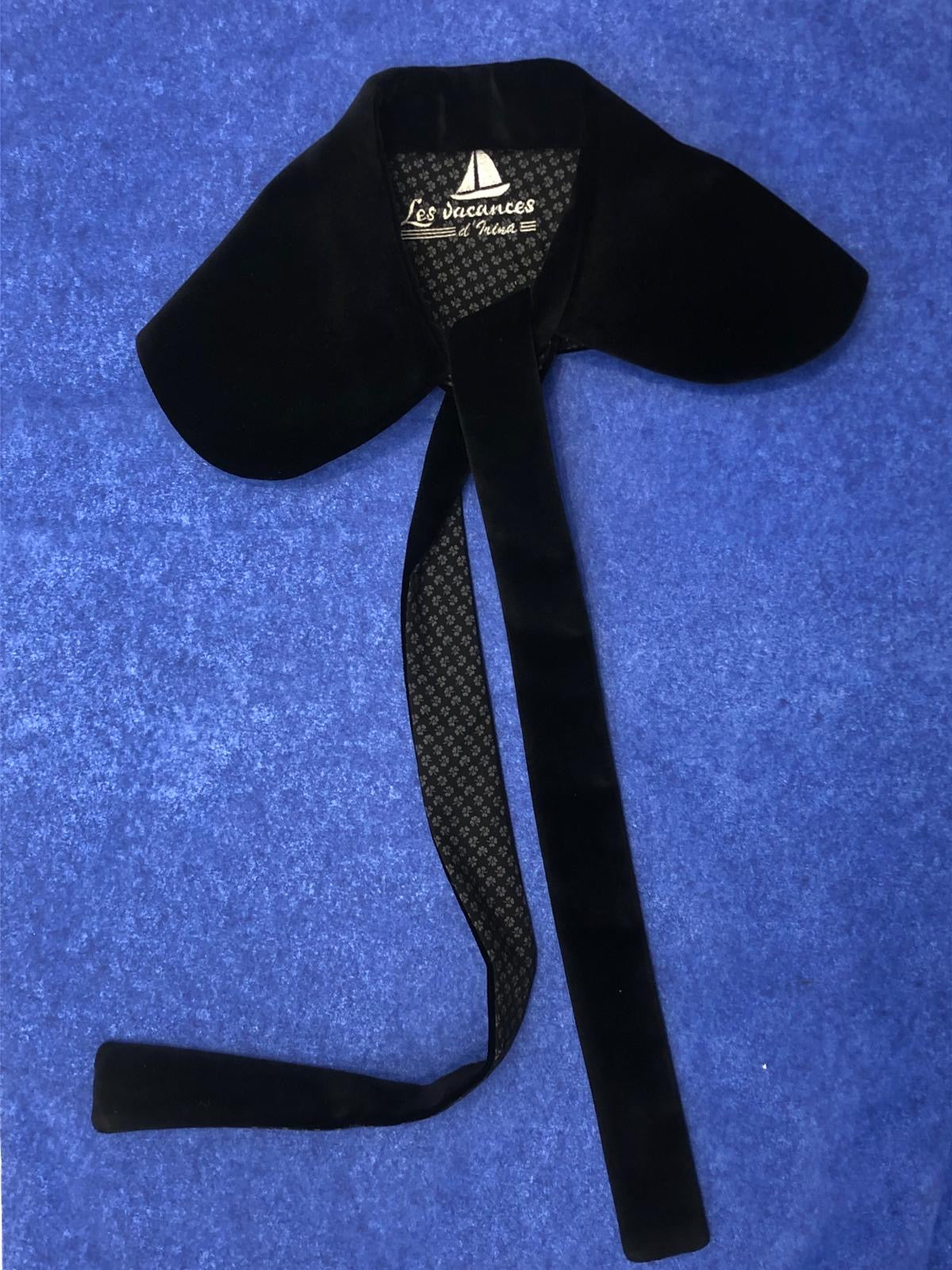Noir Velvet Collar
